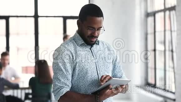 非洲职业商人用数码平板电脑办公