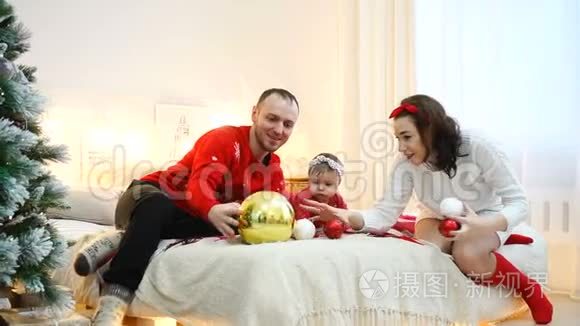 快乐的一家人一起玩耍妈妈，爸爸和1岁的宝贝女孩.. 圣诞节假期