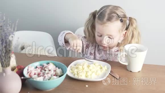小女孩在家里厨房里吃煎蛋卷视频