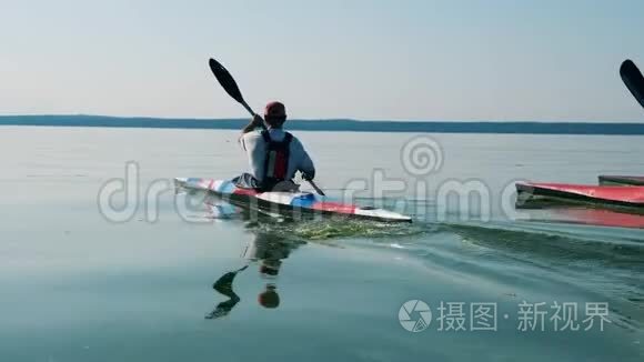 一个有独木舟的湖泊视频