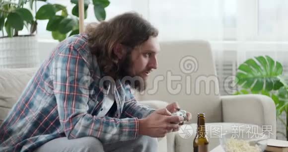 男人在家里玩电子游戏庆祝胜利视频