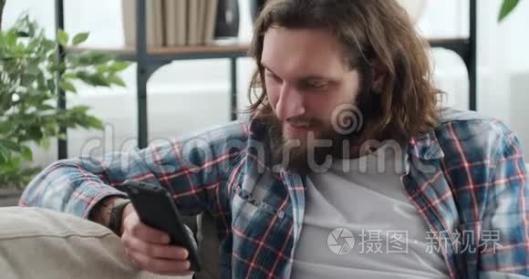 男子使用手机进行视频通话视频