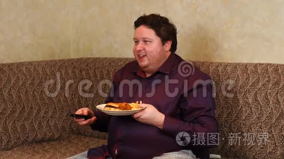 胖子在家看电视时吃快餐
