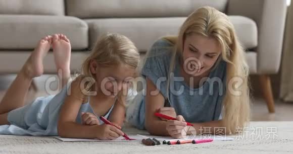 可爱的女儿用毛毡笔画画和妈妈一起玩