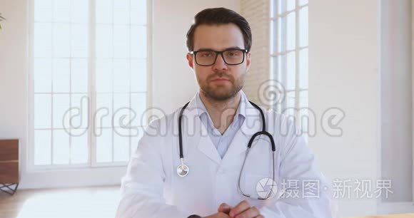 自信专业男医生在线咨询病人做视频聊天