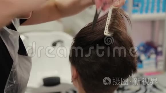 专业的理发师女士在湿发上给客户做发型。