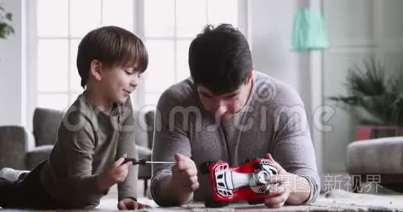 小爸爸在家教学前孩子玩玩具车视频