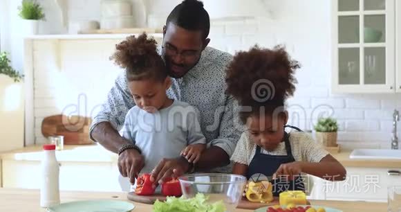 非洲父亲教儿子女儿切菜沙拉视频