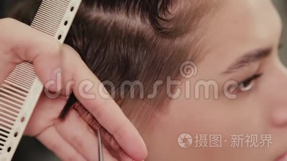 专业的理发师女士在湿发上给客户做发型。
