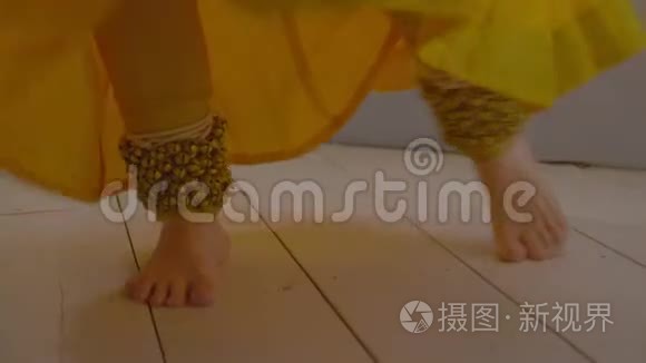 穿黄色纱丽舞印度舞的女孩视频