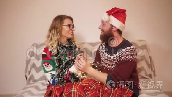 那个男人把女孩打扮成圣诞老人视频