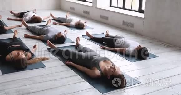 多种族练习瑜伽的人躺在垫子上视频