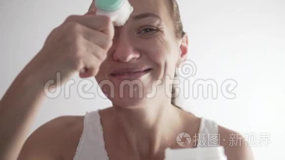 女人用绿茶面膜滋润脸部肌肤视频