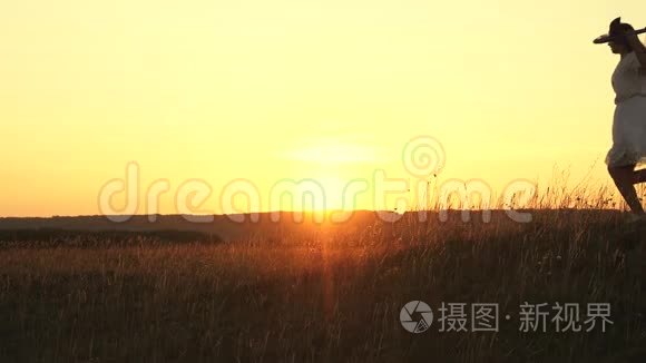 玩具飞机在女孩手中，她们在野外玩耍。 手里拿着飞机在草地上快乐的孩子。 梦想飞翔