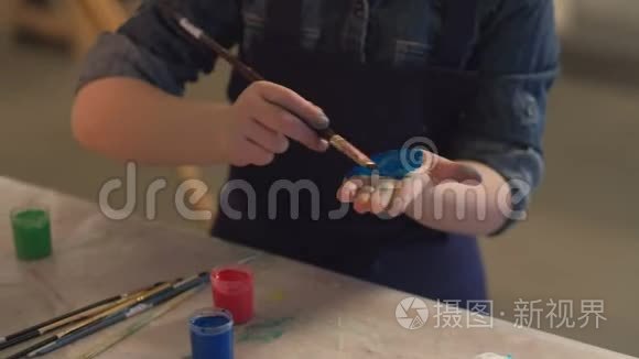 儿童艺术治疗儿童手绘棕榈蓝视频