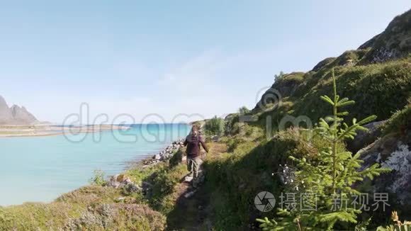 年轻的女旅行者走山路欣赏风景视频