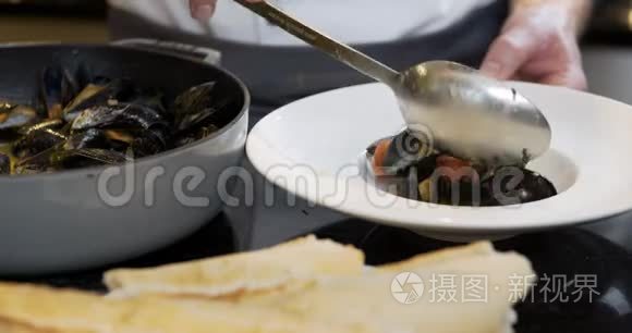 厨师正在装饰贻贝盘视频