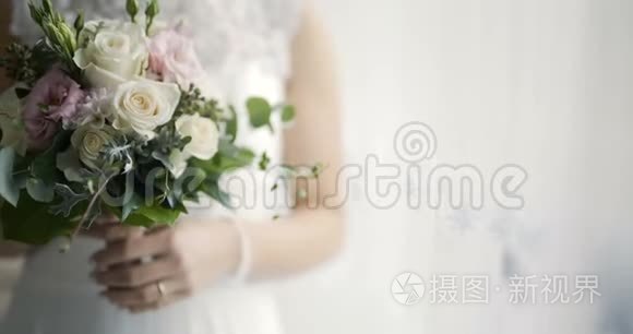 手拿鲜花的新娘视频