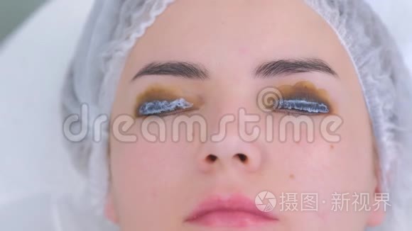 女人用溶液层压睫毛，提睫毛程序。