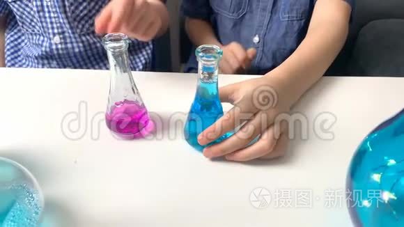 孩子们，小学的男孩，在玻璃瓶中用可乐液体进行化学实验，这是一个科学的概念。 4公里