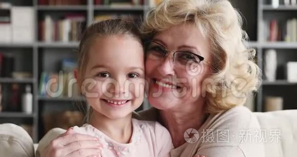 快乐老奶奶拥抱可爱孙女看镜头视频