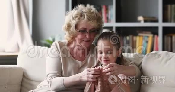 爱老奶奶一起教小孙女编织视频