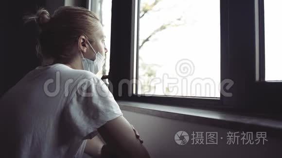 窗户旁戴防护医疗面罩的妇女视频