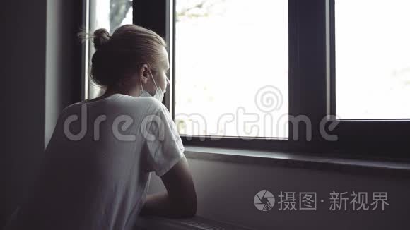 窗户旁戴防护医疗面罩的妇女视频