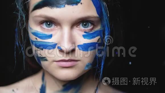 艺术肖像自信女人蓝色战士化妆视频