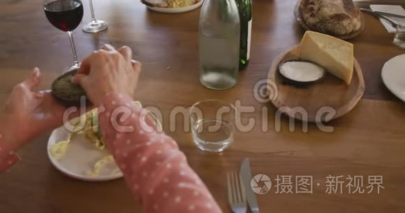 老妇人在给她的菜放盐视频