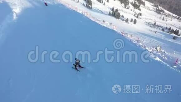 滑雪坡。 滑雪者和滑雪者滚下跑道. 一名滑雪者在宽阔的滑雪坡上的空中摄影