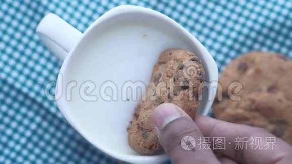 把饼干和牛奶放在桌子上视频