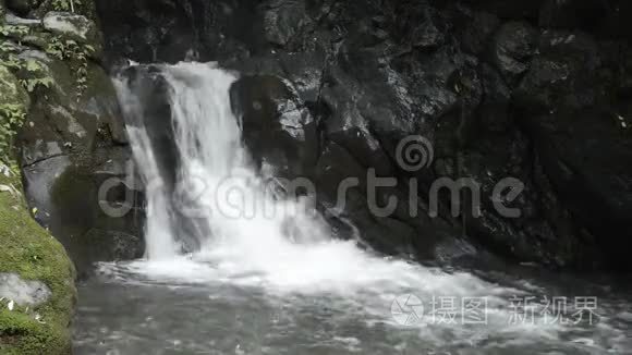 基岩之间的梯级