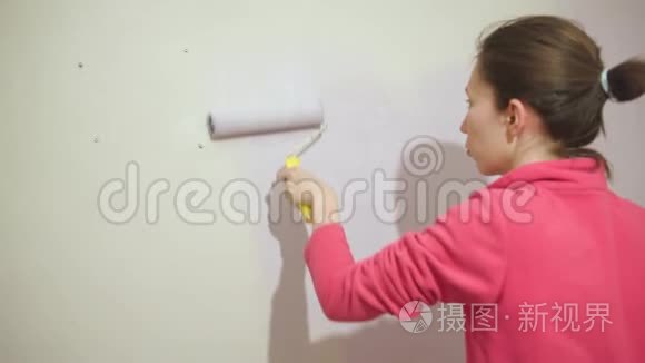 快乐的美女画墙画