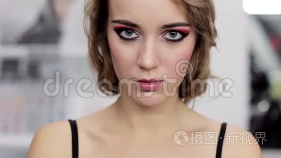 化妆艺术护肤女性轻轻触摸面部视频
