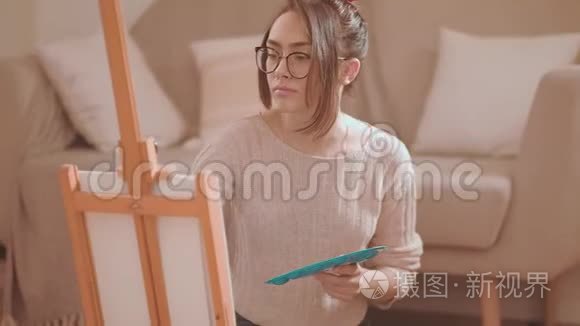 绘画爱好有才华的女人创作艺术品