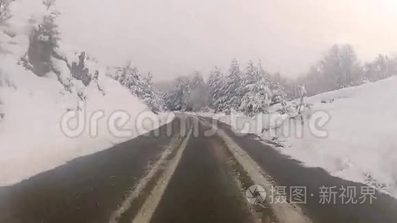 在雪地里开车