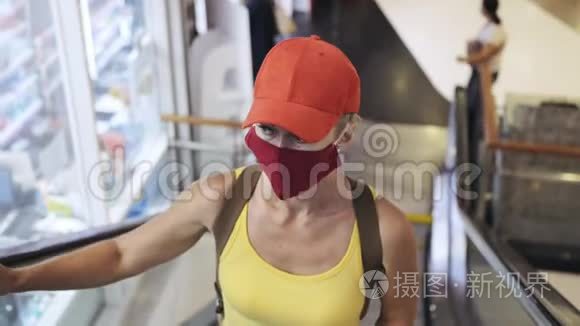 女人带着防护医疗面罩在超市旅行白种人游客。 女游客顾客杂货店