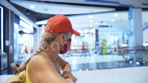 女人带着防护医疗面罩在超市旅行白种人游客。 女游客顾客杂货店