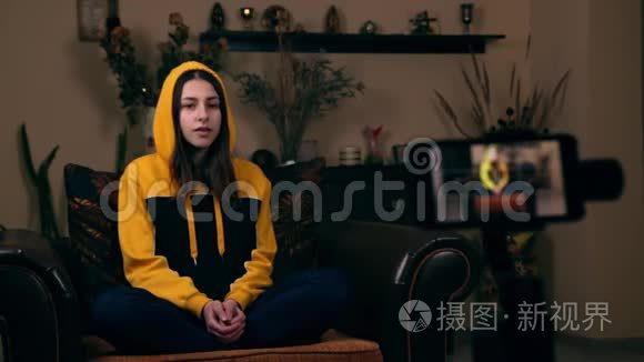 博客或视频博客，大众媒体和人的概念-快乐的微笑妇女或博客记录视频，显示拇指