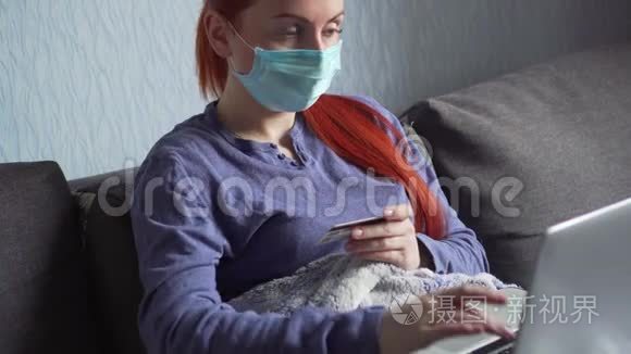 一名妇女在家中进行检疫。