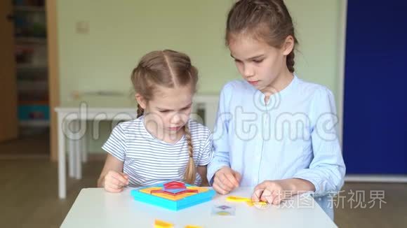 两个小女孩解决数学难题