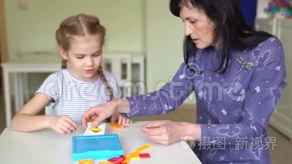 老师和小女孩解决数学难题视频
