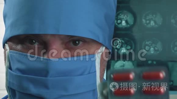 戴防护口罩和帽子的医生手里拿着药丸。 医学和科学研究