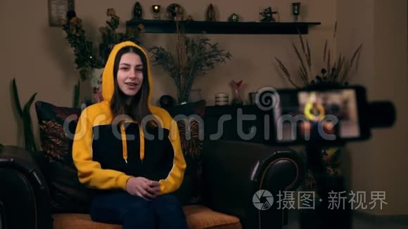 博客或视频博客，大众媒体和人的概念-快乐的微笑妇女或博客记录视频，显示拇指