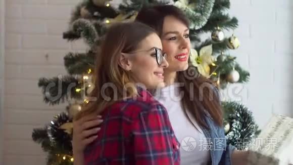 两个幸福的女人在圣诞树附近视频