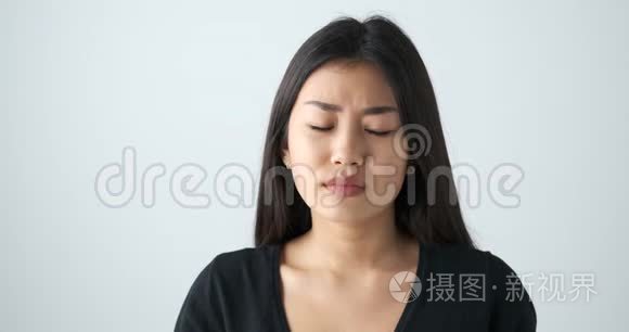 穿着的亚洲女人