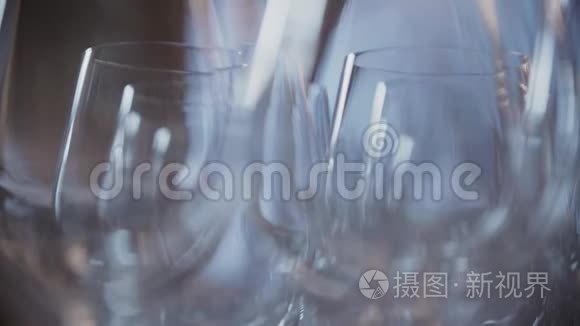 一排排的酒杯视频