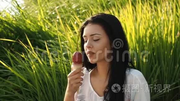 泳装美女吃雪糕视频素材