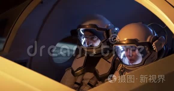 男女宇航员在宇宙飞船上航行视频